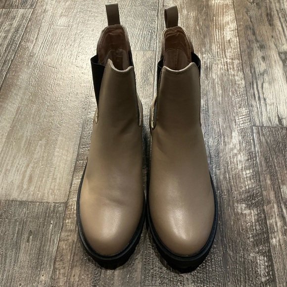 Women’s Tan Chelsea Boots Size 8 - Picture 1 of 12
